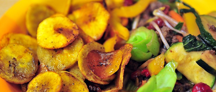 Hackfleisch-Gemüsepfanne süß sauer mit Kochbananenchips