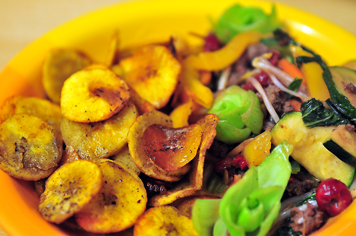 Hackfleisch-Gemüsepfanne süß sauer mit Kochbananenchips – Philosophie ...