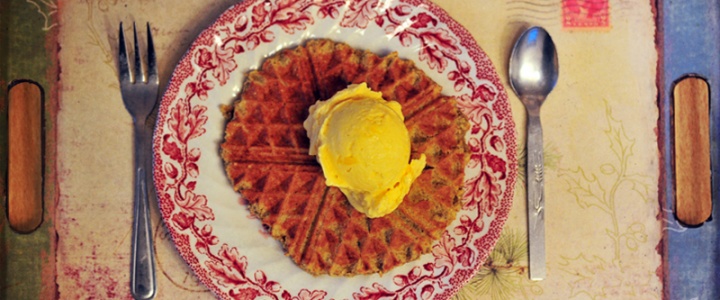 Mango-Kokos-Joghurt-Bombe auf Erdmandelwaffel