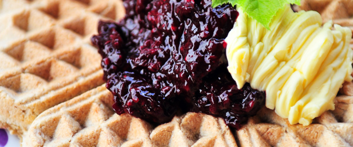 Glutenfreie Maniokwaffeln mit zuckerfreier, FODMAPs- & histaminarmer Brombeermarmelade